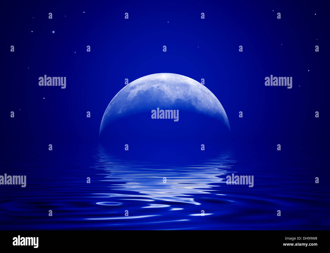 La luna si riflette in un'acqua fluttuante Foto Stock