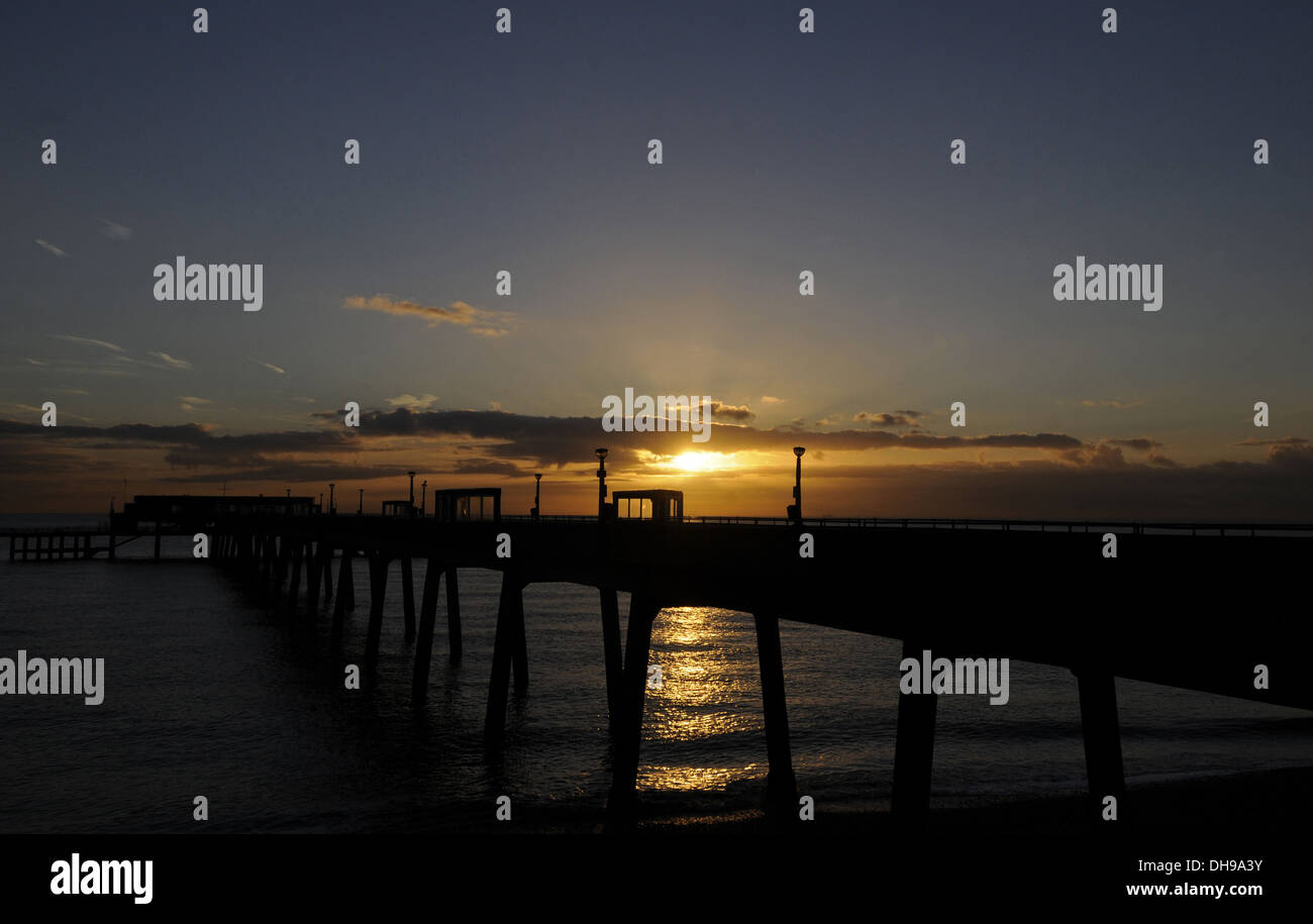 Vista lungo il molo e il tramonto sul Canale Inglese Deal Kent England Foto Stock