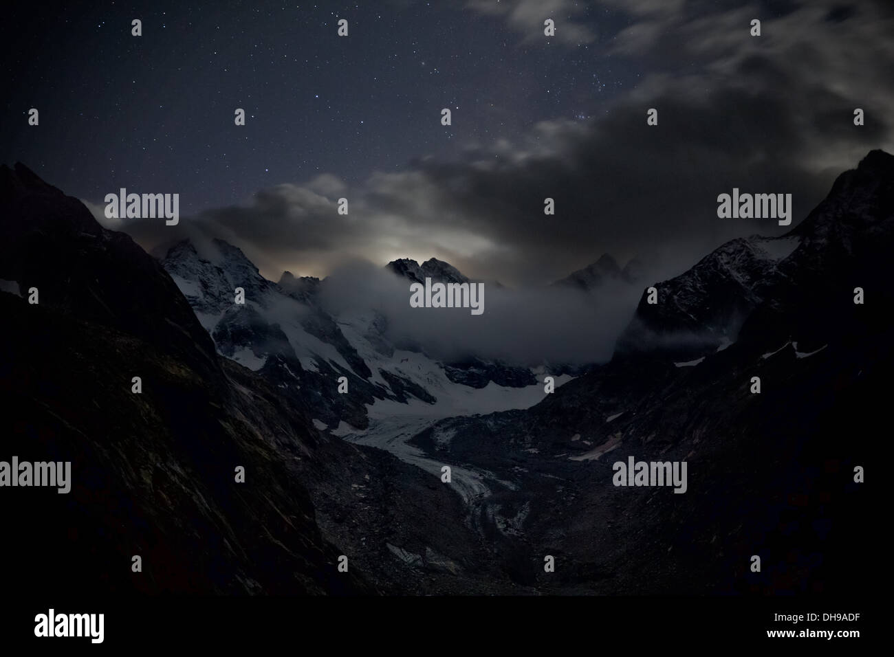 Di notte la vista su una montagna in Svizzera e sul ghiacciaio. Foto Stock