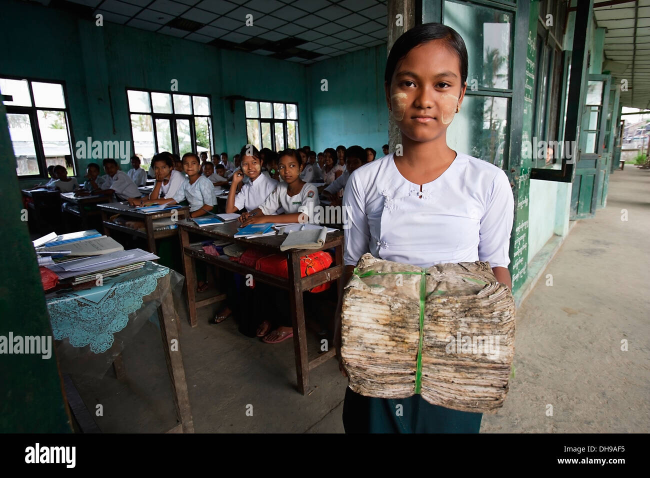 Scuola secondaria con pupilla danneggiato i libri di testo dopo il ciclone Nargis; Labutta, birmania, myanmar Foto Stock