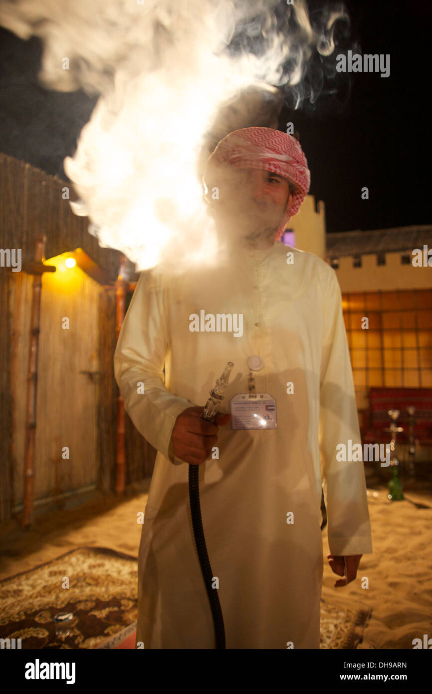 Shisha fumatore a Safari nel Deserto Deserto Liwa negli EMIRATI ARABI UNITI Foto Stock