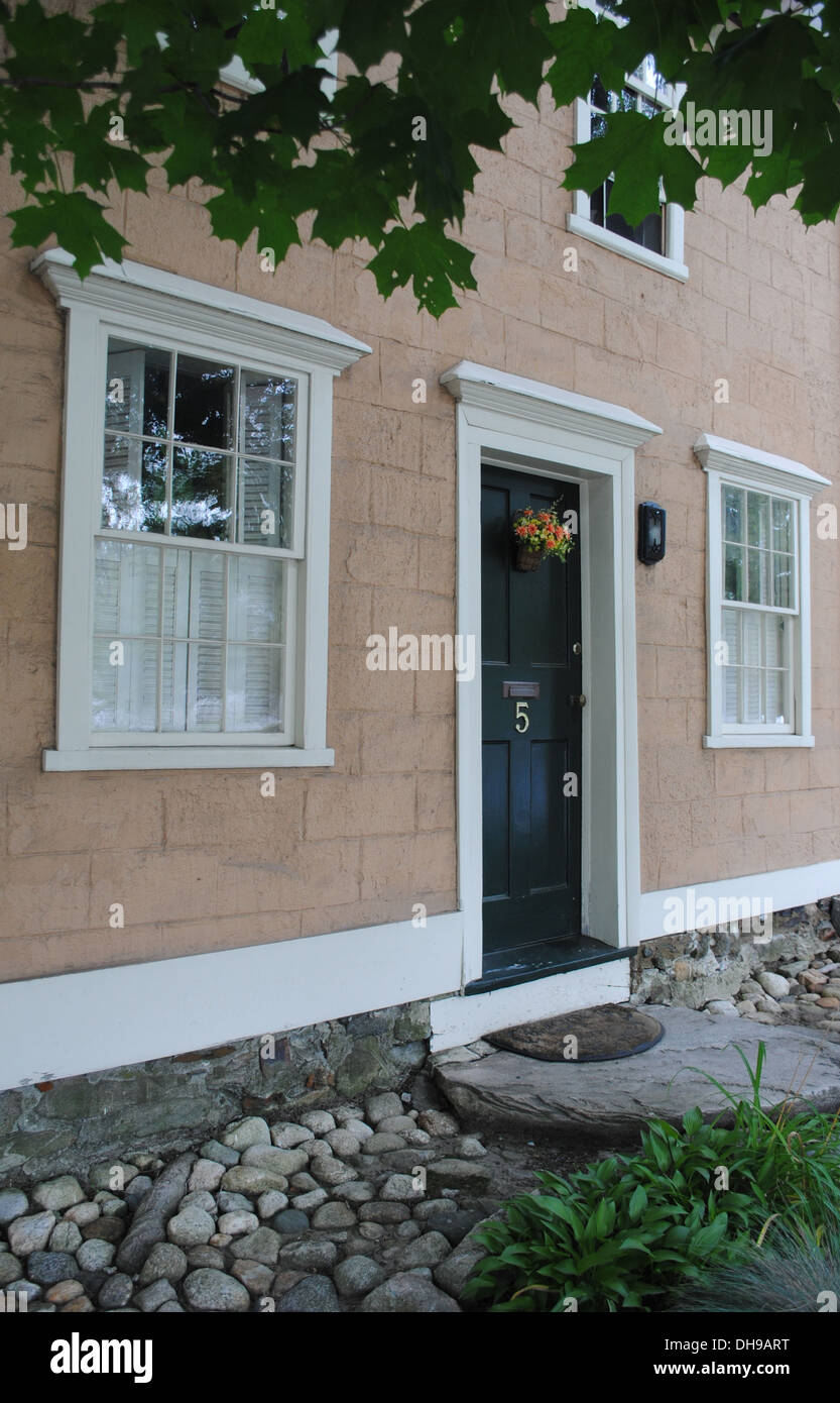 Storica casa di pesca con porta nera - tradizionale New England, Concord ma. Foto Stock