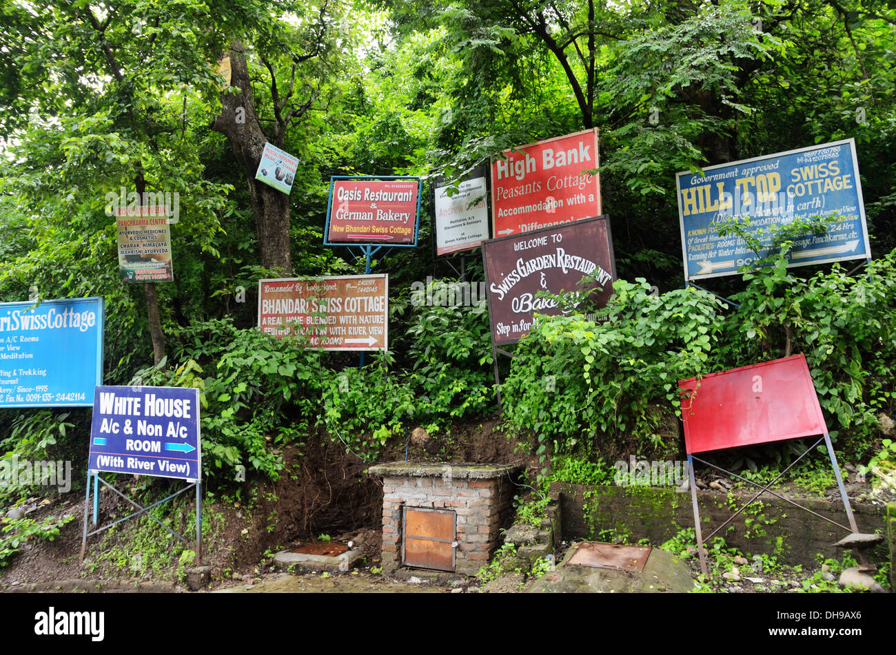 Pannelli pubblicitari che offrono servizi ai turisti, elevata area Banca, Rishikesh, India Foto Stock