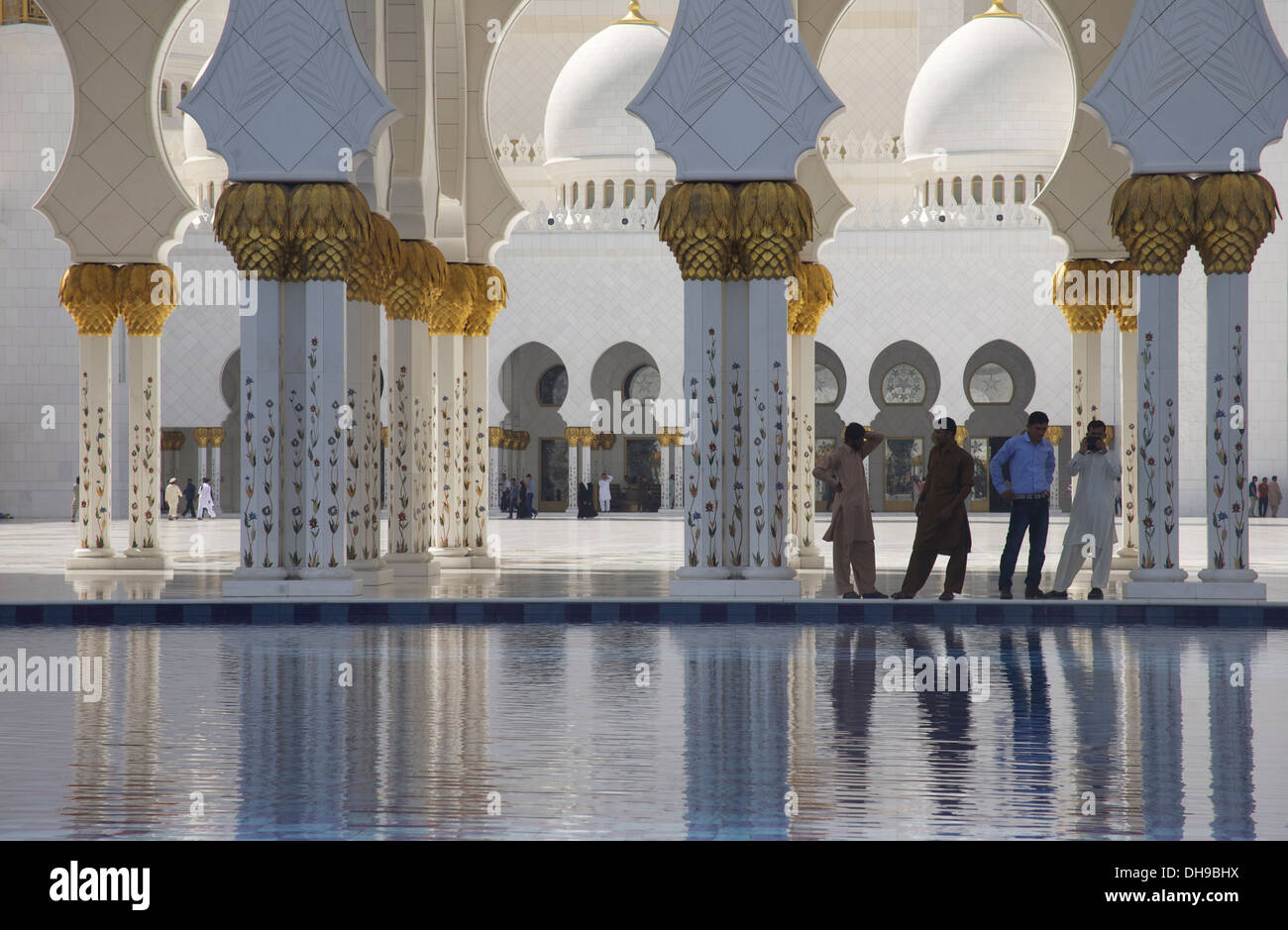 Maschi i visitatori alla Sheikh Zayed Grande Moschea di Abu Dhabi Foto Stock