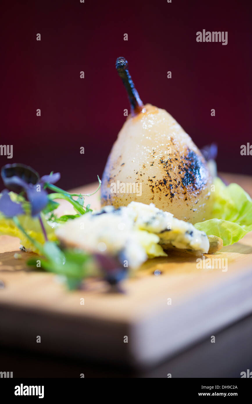 Pera e formaggio blu afters da un raffinato ristorante Foto Stock