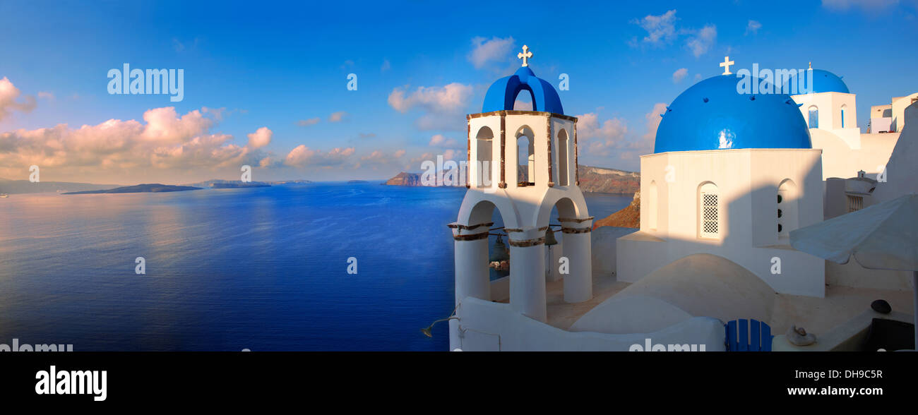 Oia, ( Ia ) Santorini - blu a forma di cupola bizantina chiese ortodosse, - greco isole Cicladi Foto Stock