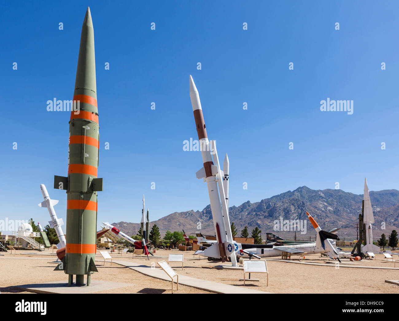 Il missile Park a White Sands Missile Range con missili Pershing in primo piano, vicino a Alamogordo, Nuovo Messico, STATI UNITI D'AMERICA Foto Stock