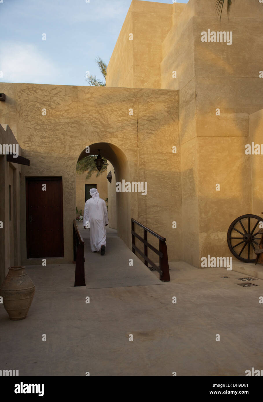 Emirati arabi a piedi attraverso il Bab Al Shams, vicino a Dubai, Emirati arabi uniti Foto Stock