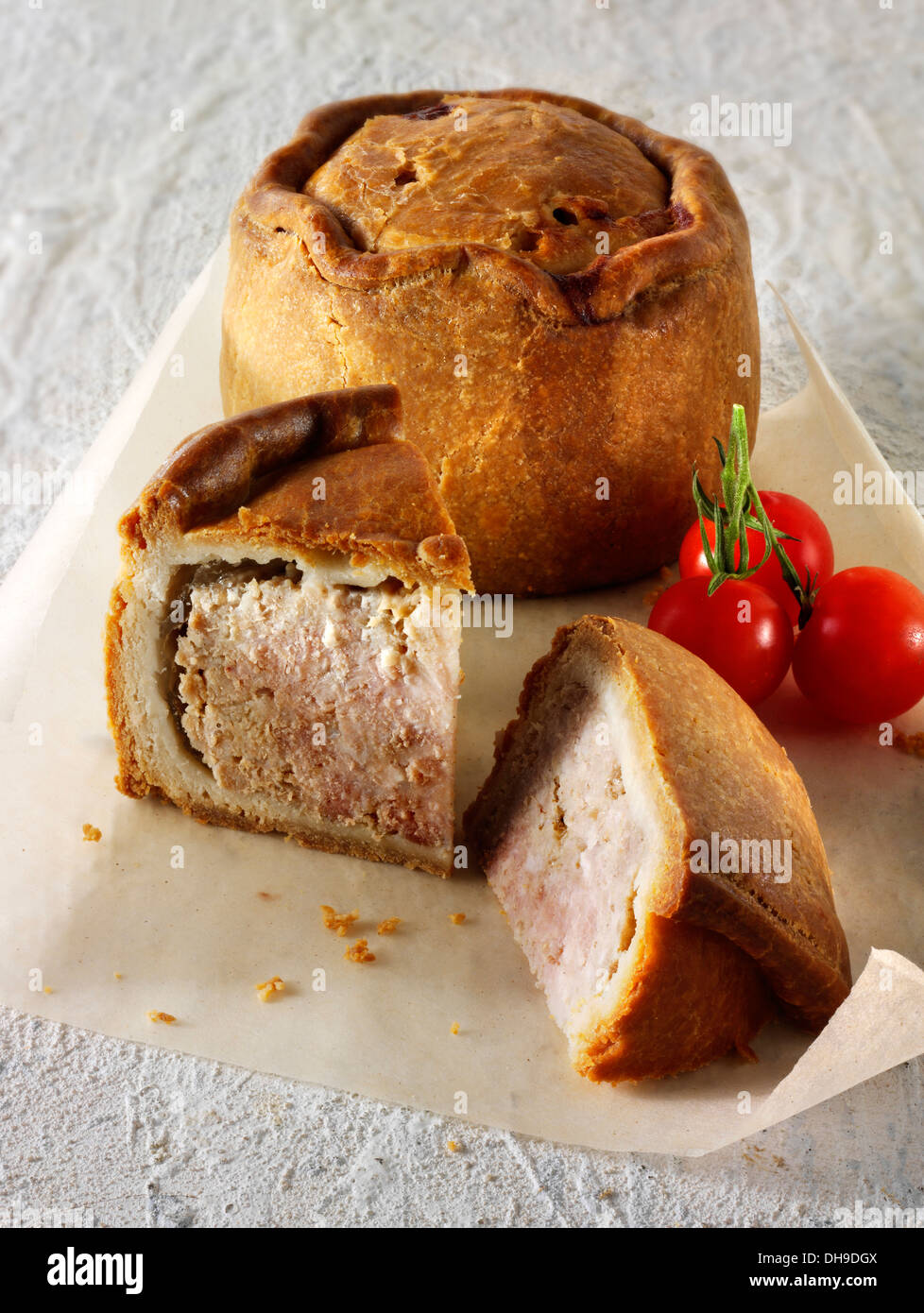 Tradizionale britannica di maiale torta di pasticceria pronto a mangiare Foto Stock