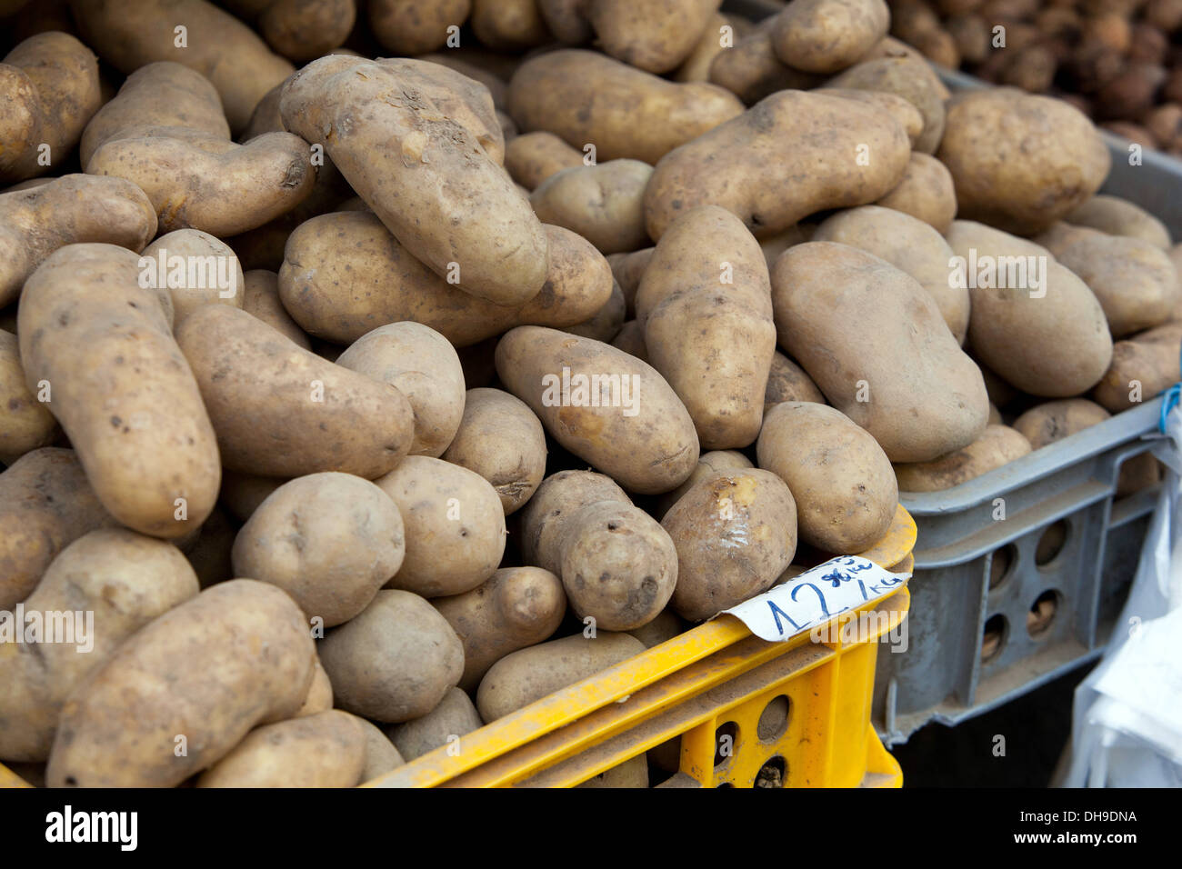 Street vendita di patate nel cestino, vendita di patate Foto Stock