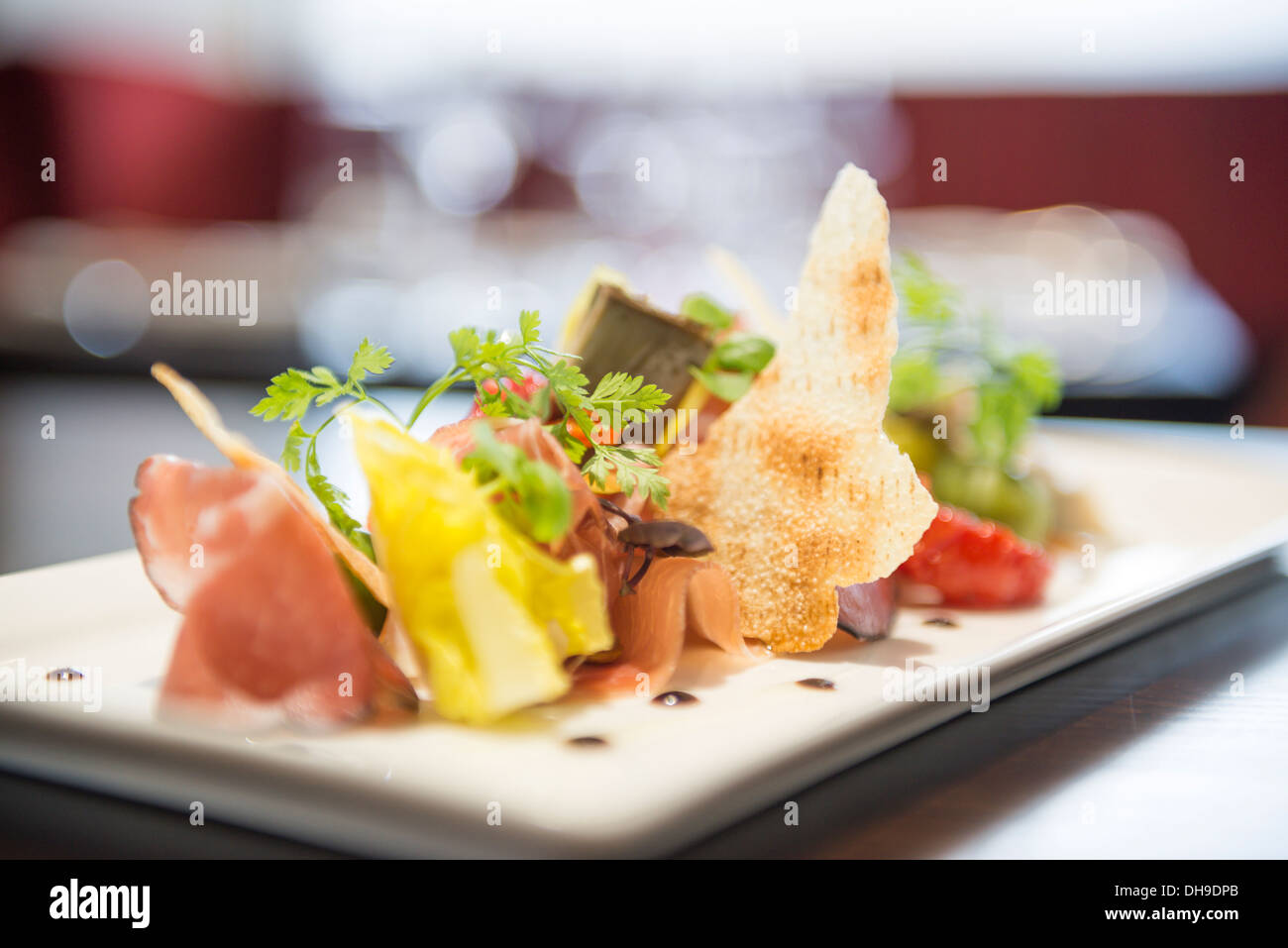 Il prosciutto crudo e motorino di avviamento vegetali da mangiare in un ristorante raffinato Foto Stock