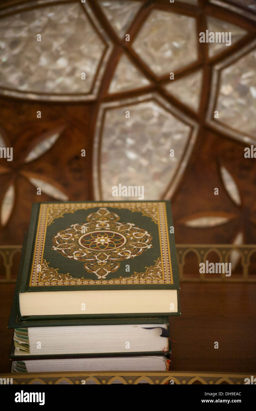 Copie del Corano in Sheikh Zayed Grande Moschea di Abu Dhabi Foto Stock