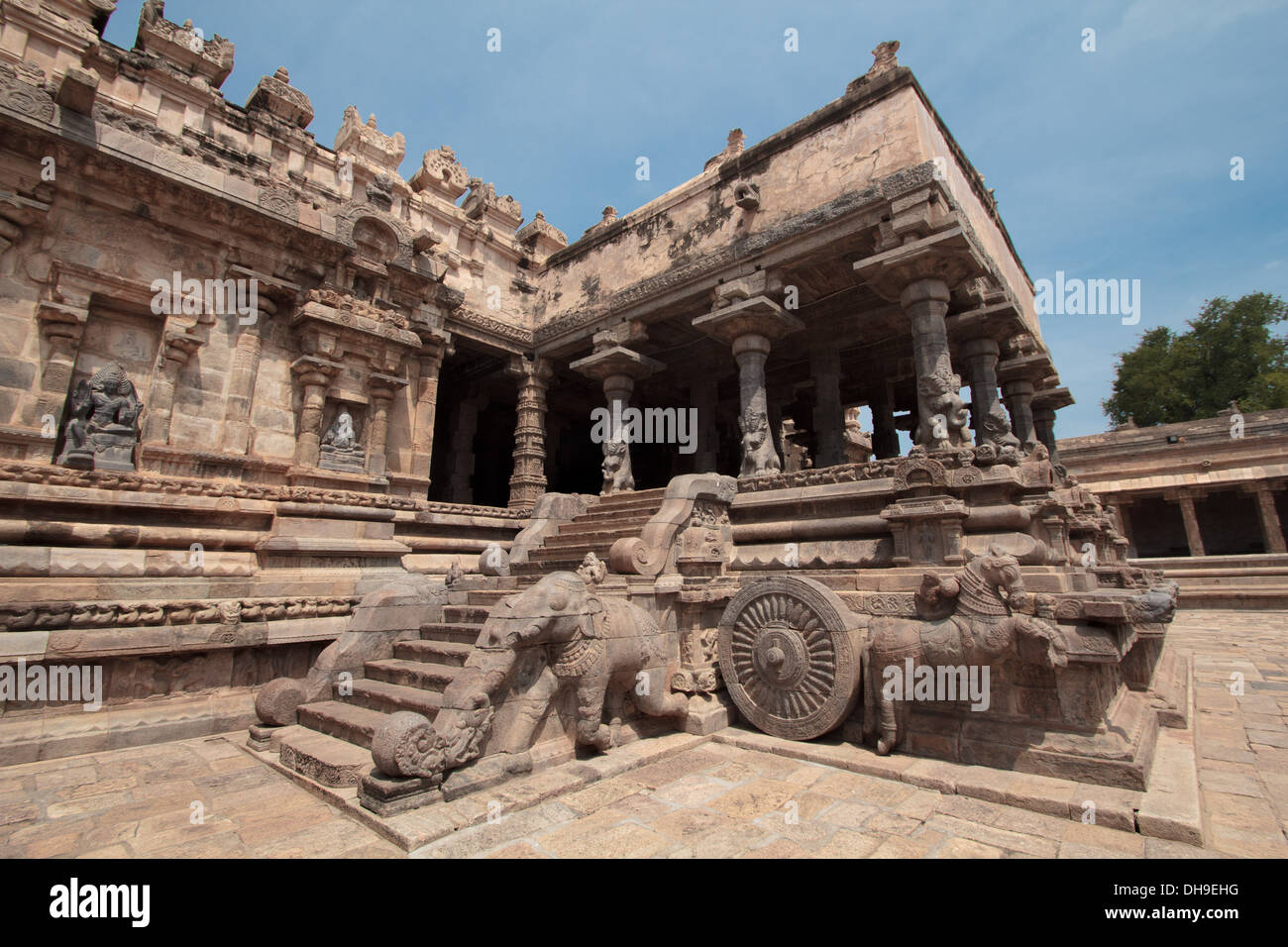 Ingresso e la scultura di arte presso antichi templi indiani Foto Stock