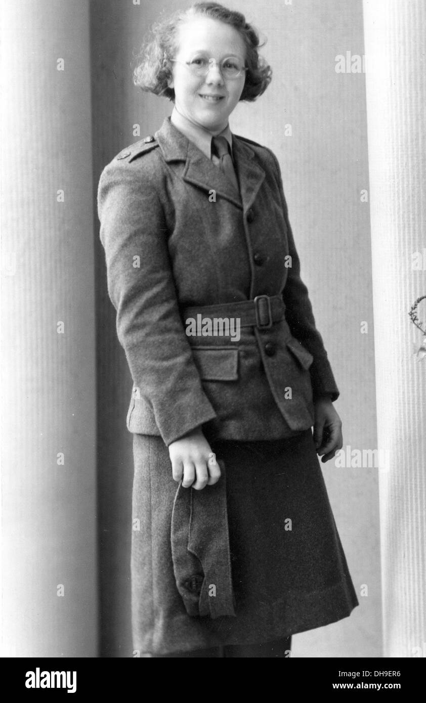 Un WW2 NAAFI Navy Army Air Force Institute ragazza in tempo di guerra uniforme. Foto Stock