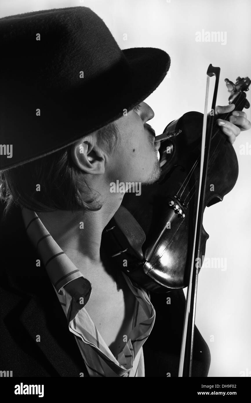 La giovane violinista per suonare il violino da vicino Foto Stock