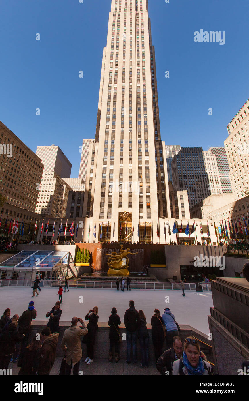 Pattinaggio sul ghiaccio al Rockefeller Center di New York City , Stati Uniti d'America. Foto Stock