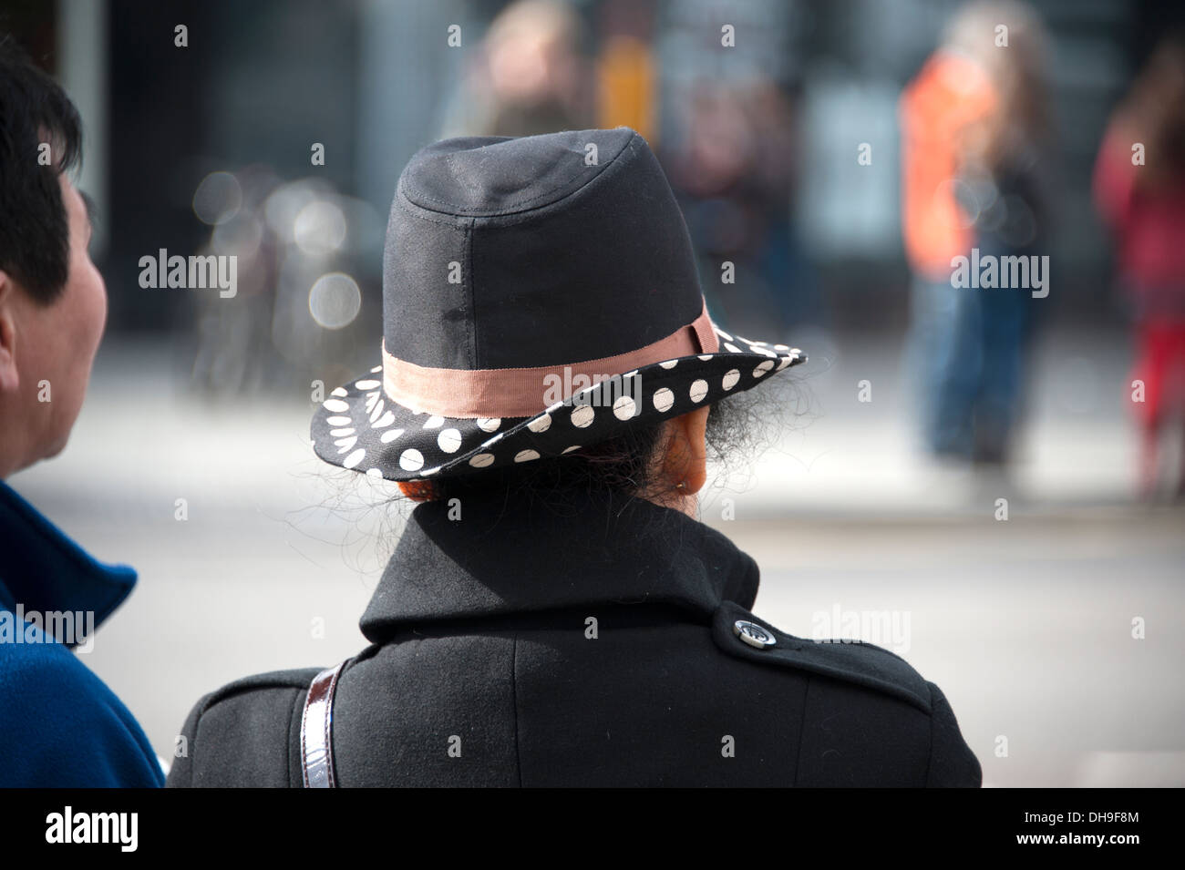 Donna con macchie nere macchiato il pasticcio di maiale Hat Foto Stock