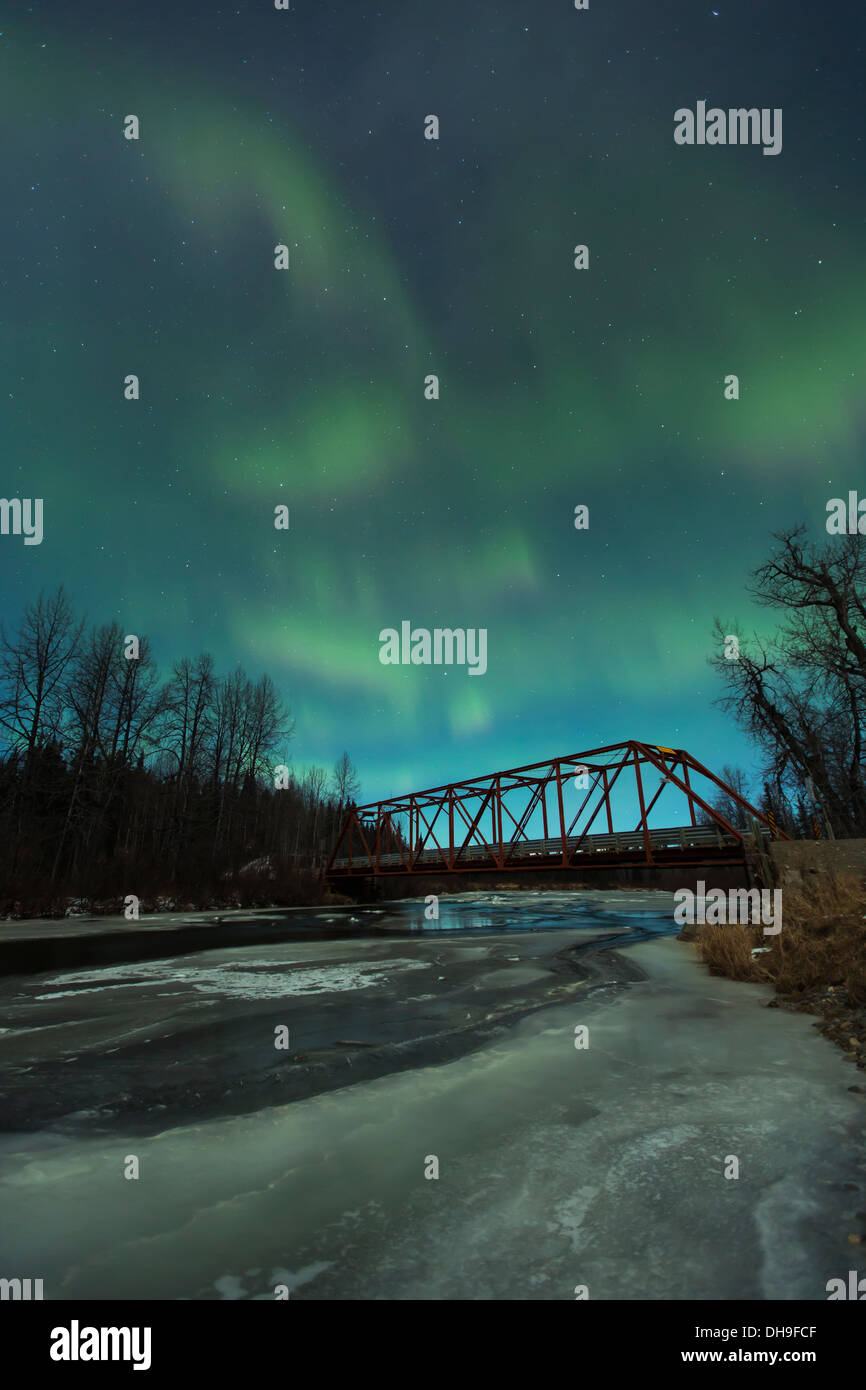 Vista sul verde luci del nord sopra peters creek e il dollaro creek bridge in autunno petersville road alaska Foto Stock