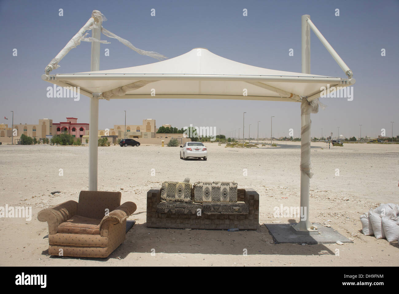 Un 'aggiornato' bus shelter in maggiore di Abu Dhabi Foto Stock