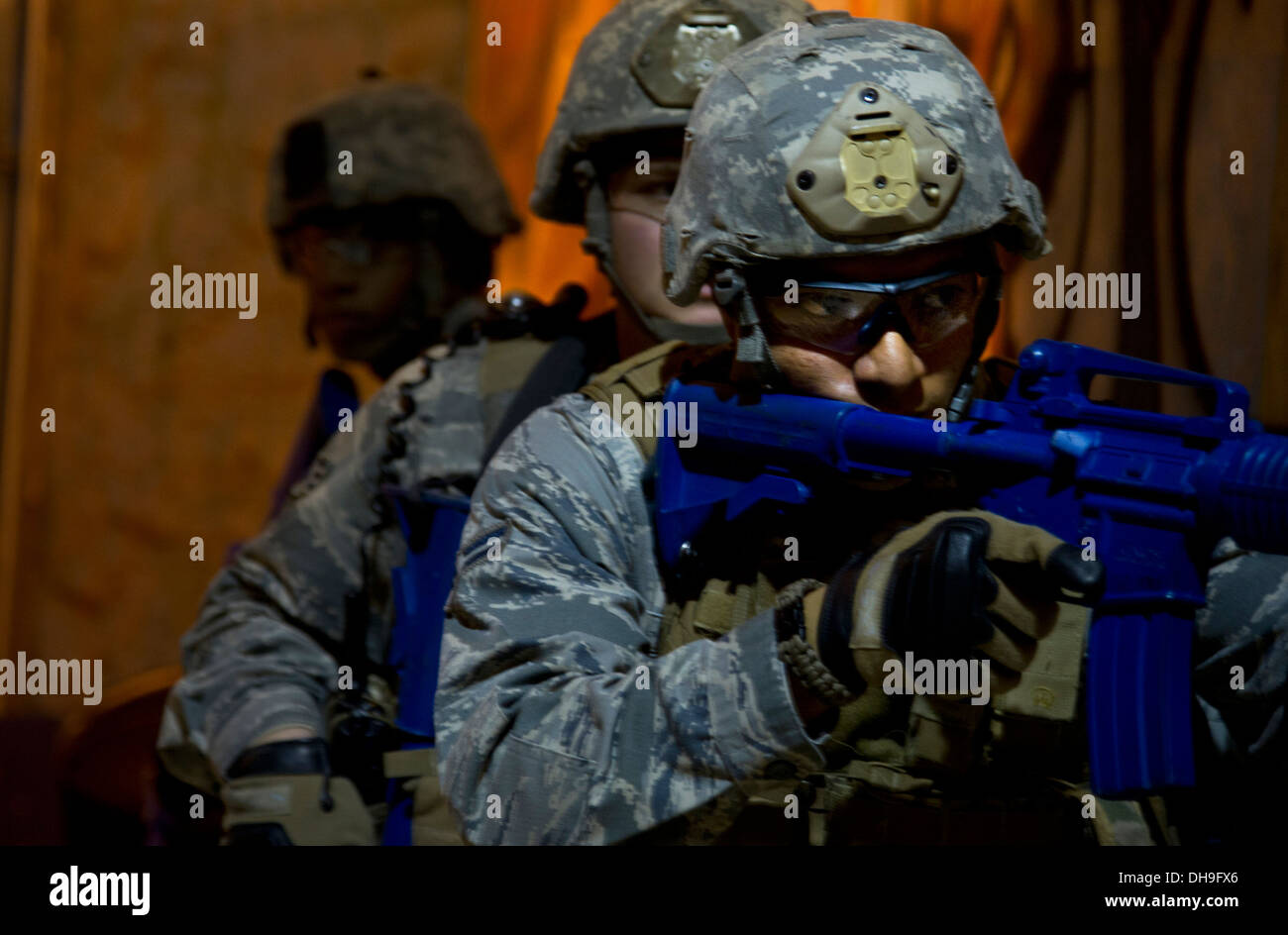 Avieri preparare per Close Quarters Battle casa di vetro trapani durante il 91Sicurezza squadrone di supporto tattico Forza di risposta tr Foto Stock