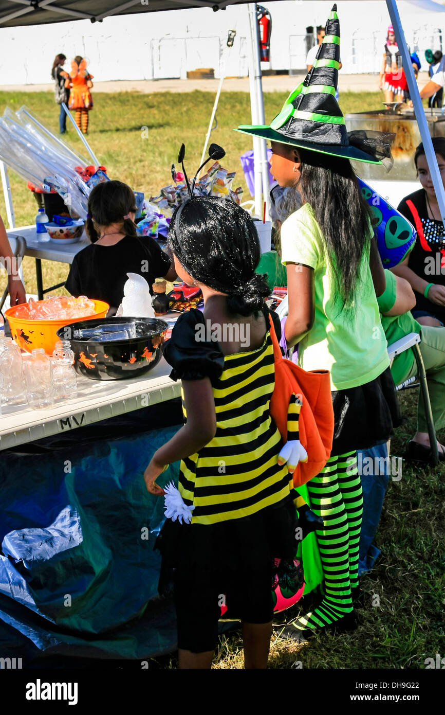 I bambini di colore che indossa un costume di halloween Foto Stock