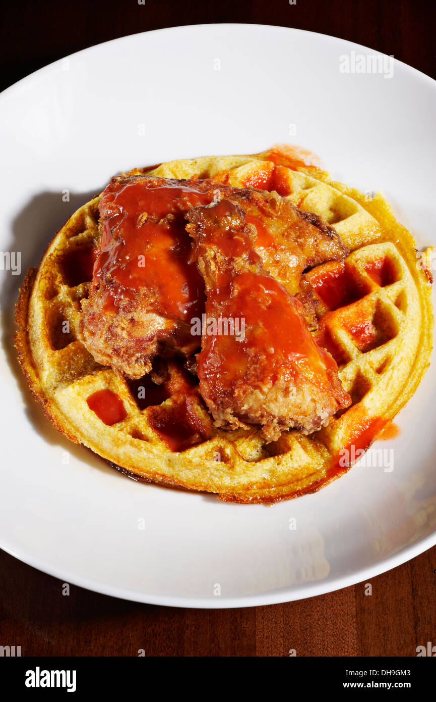 Fotografa guardando giù un waffle con pollo fritto sulla parte superiore. Foto Stock