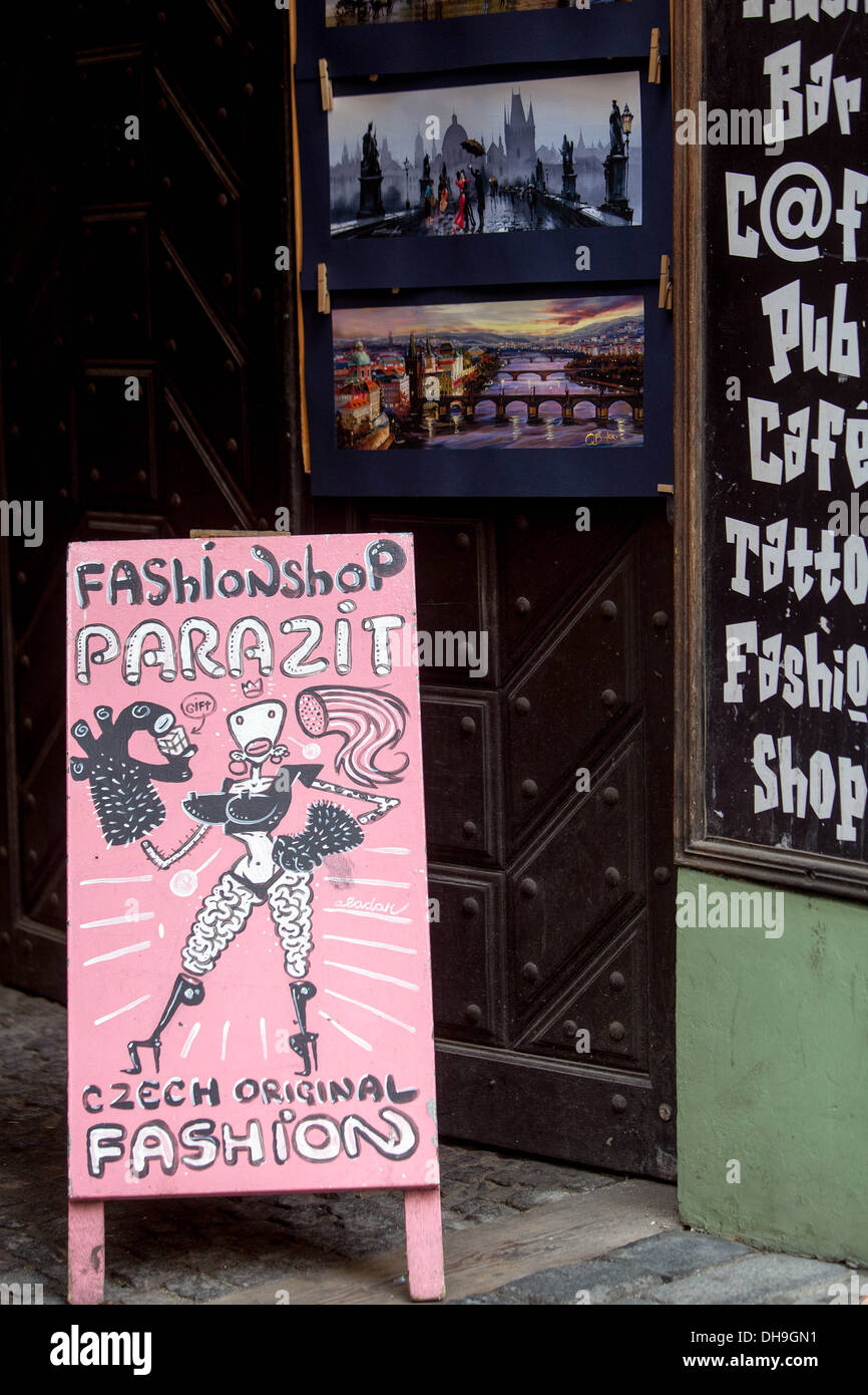 Pannelli pubblicitari fashion store Parazit situato sulla strada, Praga Repubblica Ceca, Europa Foto Stock