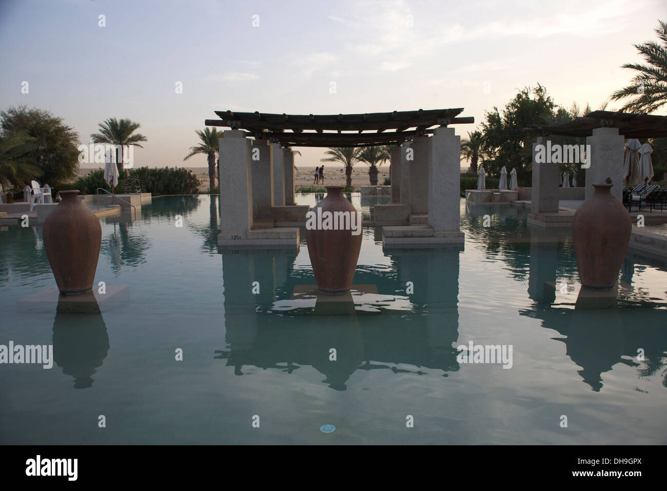 La piscina principale al Bab Al Shams, vicino a Dubai EMIRATI ARABI UNITI Foto Stock