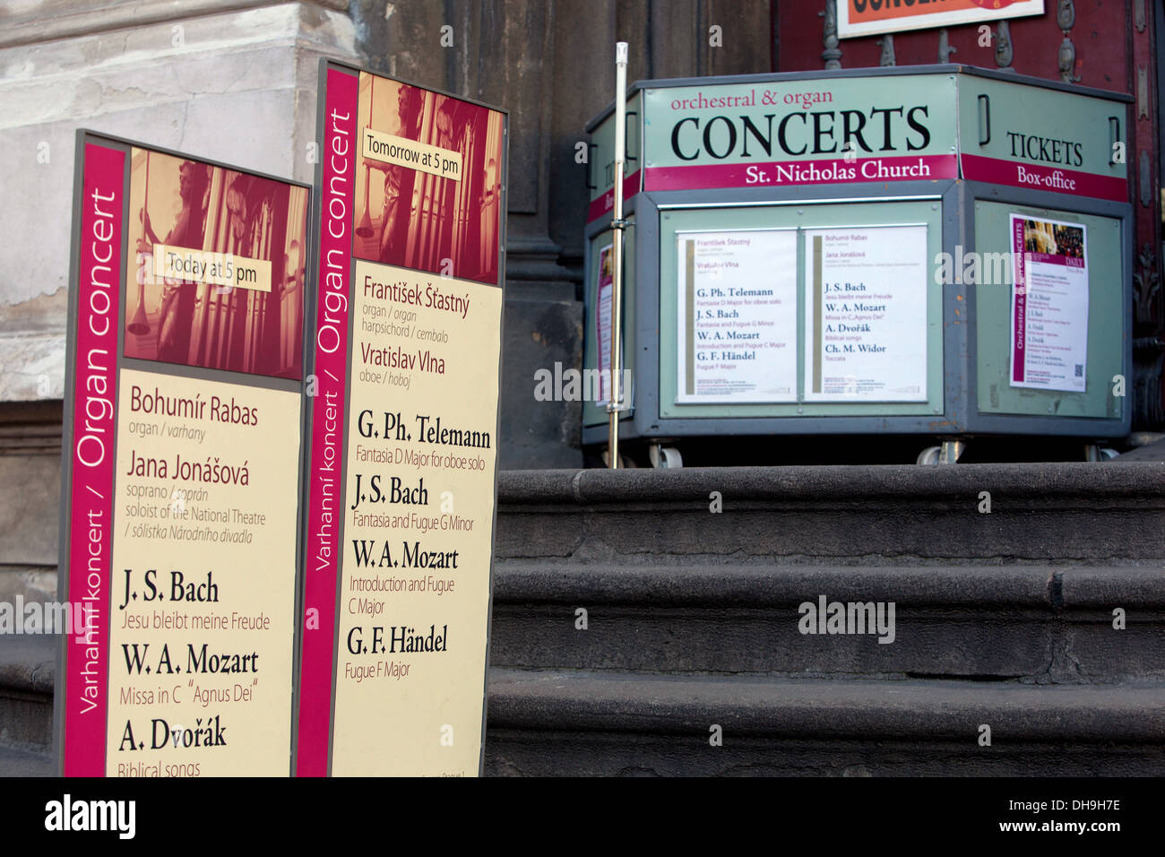 Offrono concerti nella chiesa di San Nicola di Praga Repubblica Ceca, Europa Foto Stock