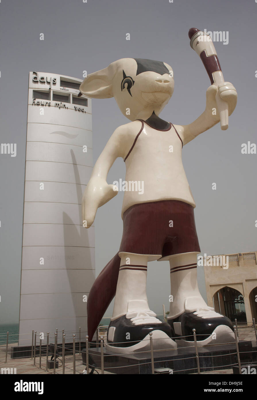 Il Qatar 2022 World Cup mascotte e orologio per il conto alla rovescia sul lungomare di Doha Foto Stock