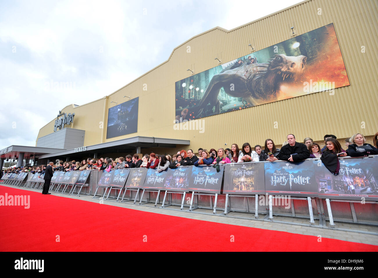 Atmosfera in tutto il mondo il grand'evento di apertura per la Warner Bros Studio Tour London: " Realizzazione di Harry Potter" tenutosi a Leavesden Foto Stock