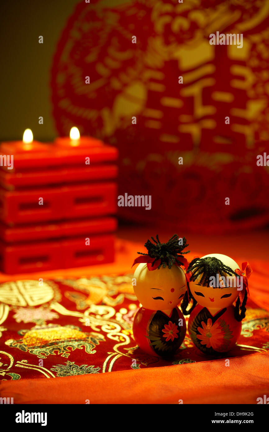 Cinese tradizionale decorazioni per matrimoni, due bambole di argilla Foto Stock