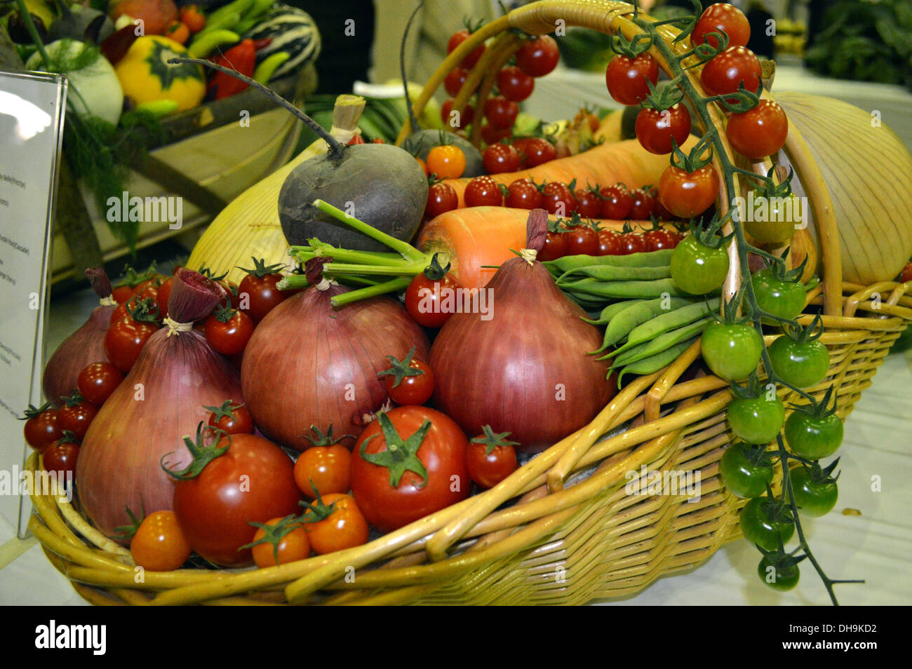 Vincitore del premio esposizione di frutta & verdura in un Trug a Harrogate Autunno Flower Show Yorkshire Foto Stock