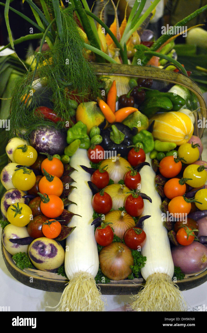 Vincitore del premio esposizione di frutta & verdura in un Trug a Harrogate Autunno Flower Show Yorkshire Foto Stock