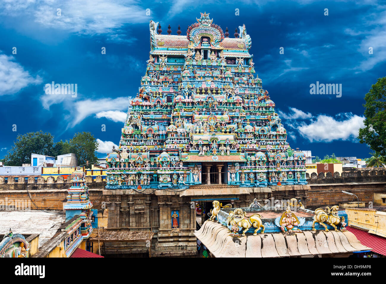 Grande Sud architettura indiana. Sri Ranganathaswamy Tempio oltre il cielo blu. India del sud, Tamil Nadu, Thanjavur (Trichy) Foto Stock