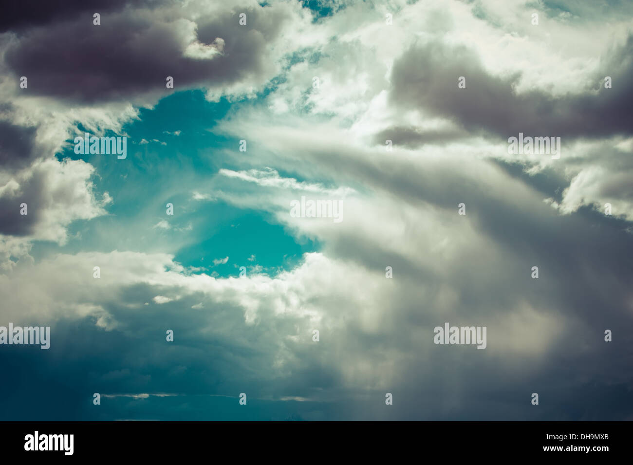 Bel cielo azzurro sfondo con nuvole drammatico. In stile vintage elaborazione immagine Foto Stock