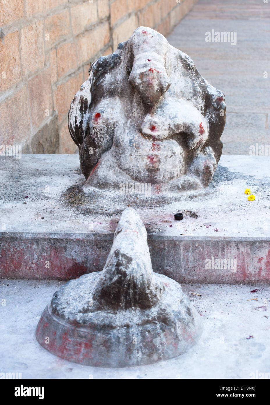 Ganesha statua ricoperta di vernice e farina di riso come religiosi indù offerte. India Foto Stock
