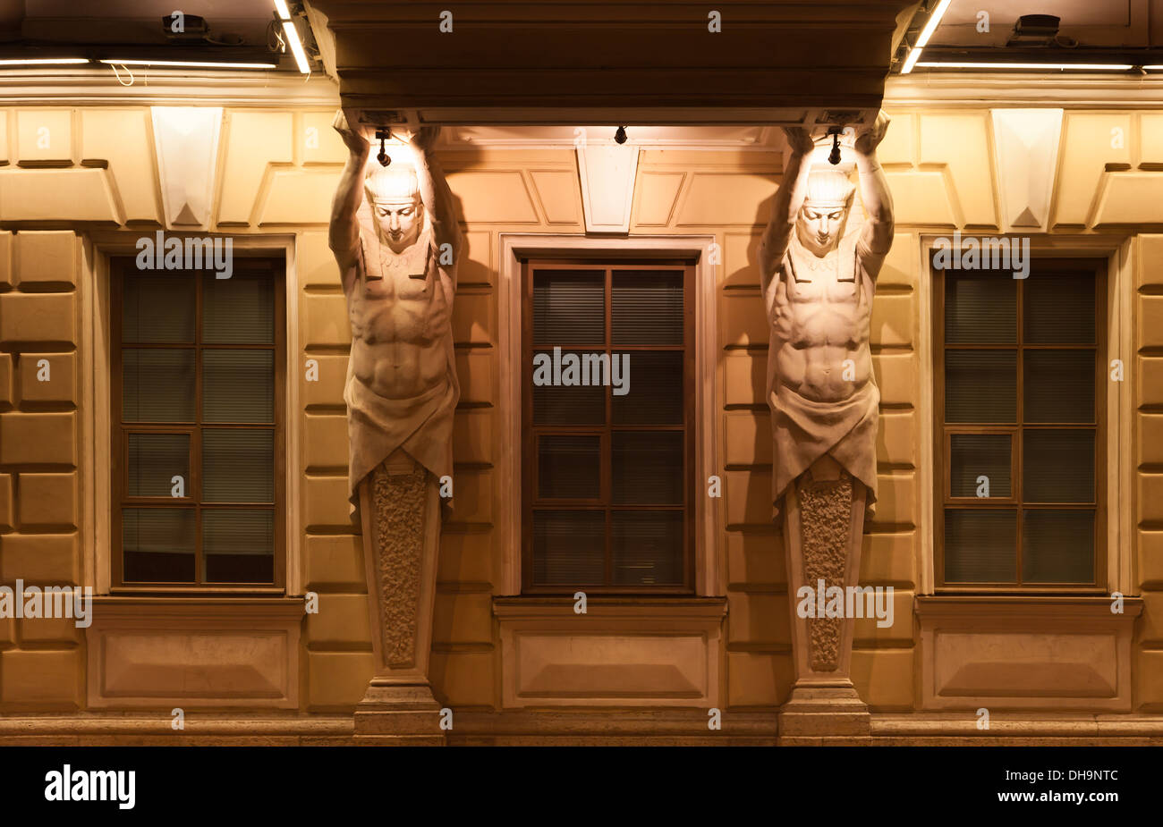 Sculture in stile egizio su una facciata della vecchia casa di San Pietroburgo Foto Stock