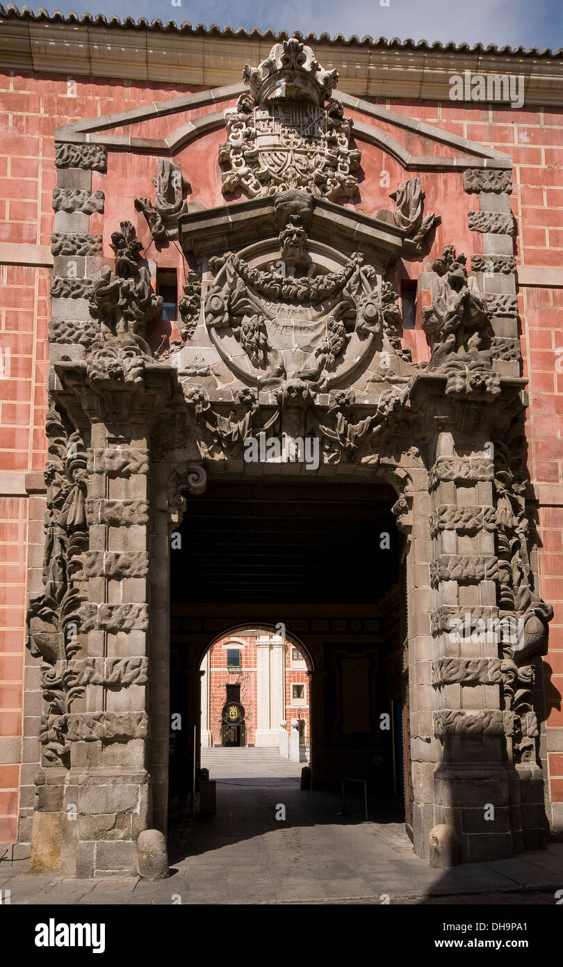 Cuartel del Conde Duque. Base di Guardias de Corps nella guerra di indipendenza. Facciate Churrigueresque. Madrid, Spagna Foto Stock