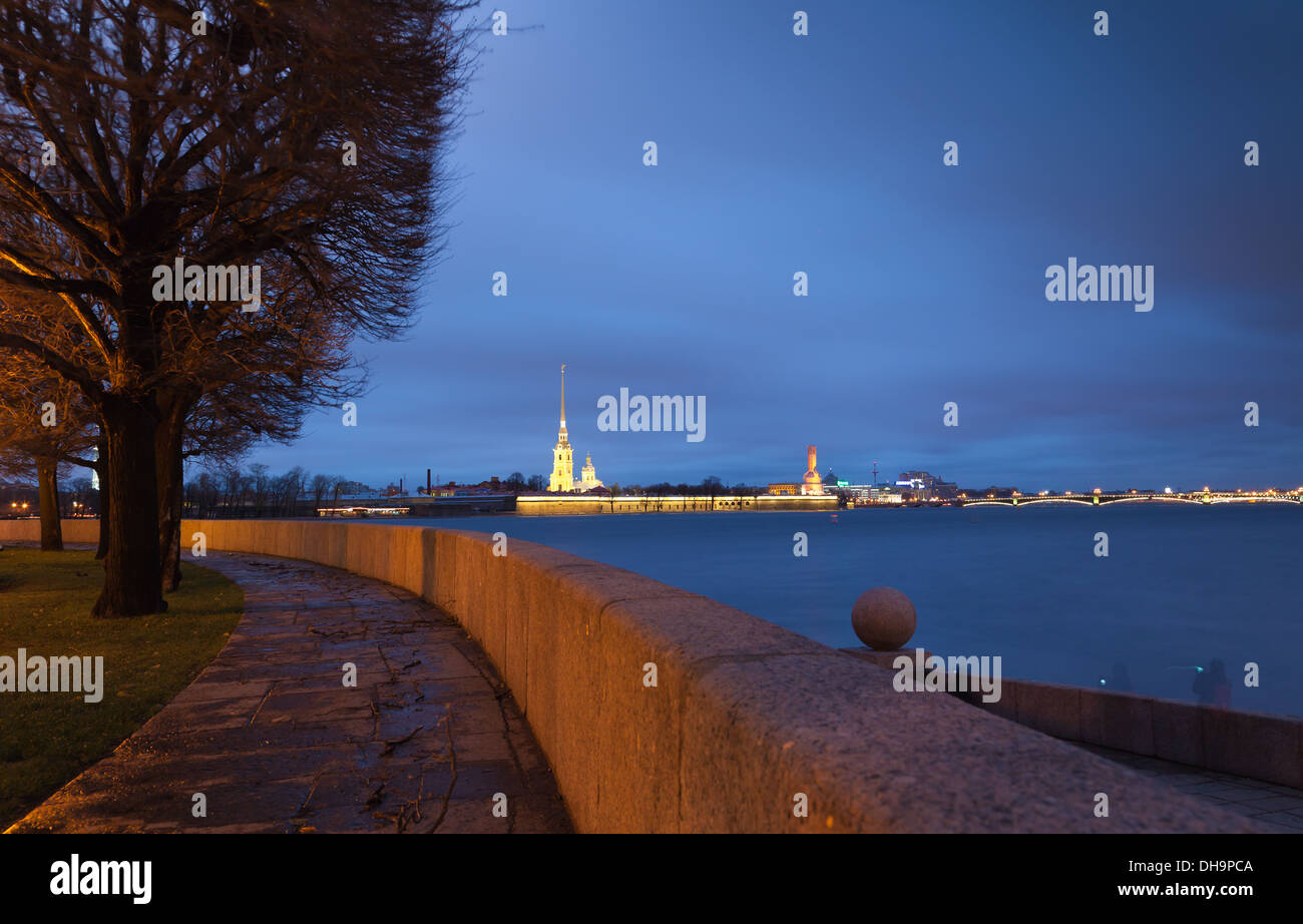 Strelka Vasilevsky Island e il fiume Neva a San Pietroburgo, Russia Foto Stock