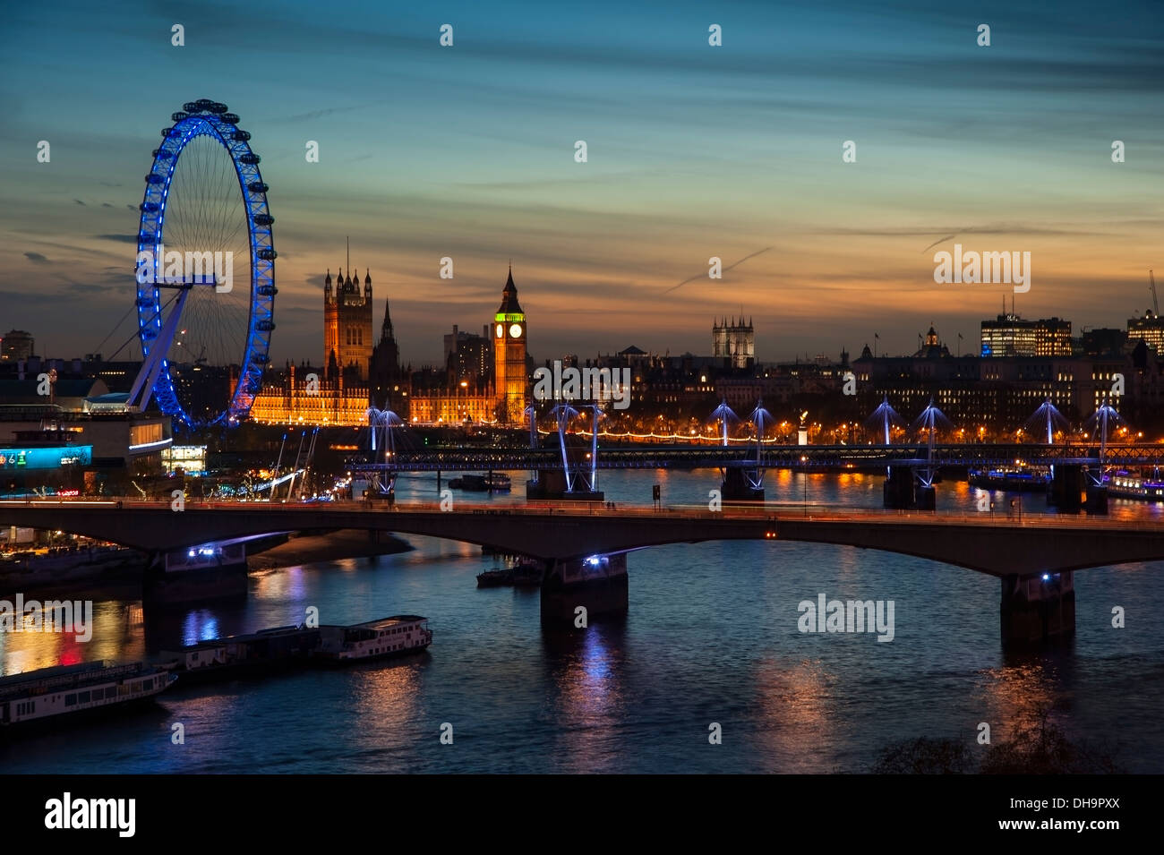 Lo skyline di Londra di notte compreso il Parlamento, il London Eye e il South Bank Foto Stock