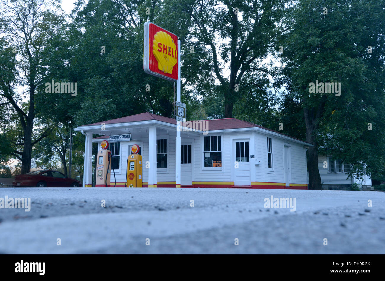 Soulsby stazione di servizio, 1925 stazione di rifornimento Shell sul vecchio tracciato 66 in Mount Olive, Illinois Foto Stock