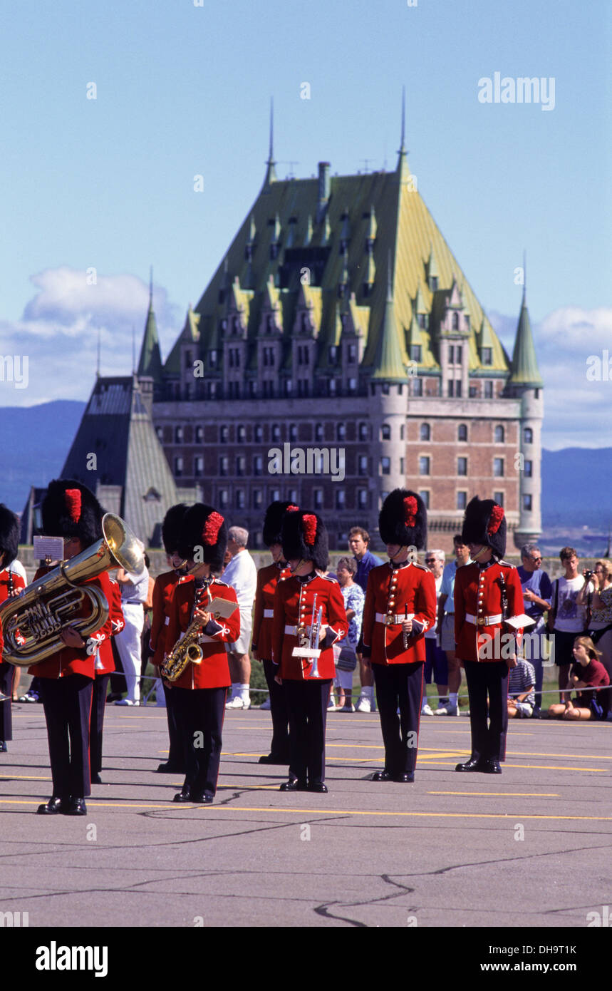 Cambio della guardia della Cittadella. Chateau Frontenac al di là. Québec Canada. Foto Stock