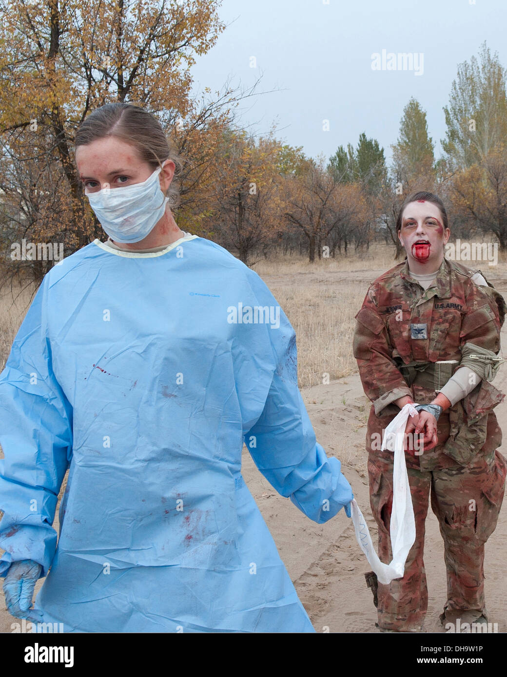 Senior Airman Kara Gage, sinistra e Staff Sgt. Lindsay Palson gioco di ruolo uno scenario dove Palson trasformato in uno zombie e Gage cho Foto Stock