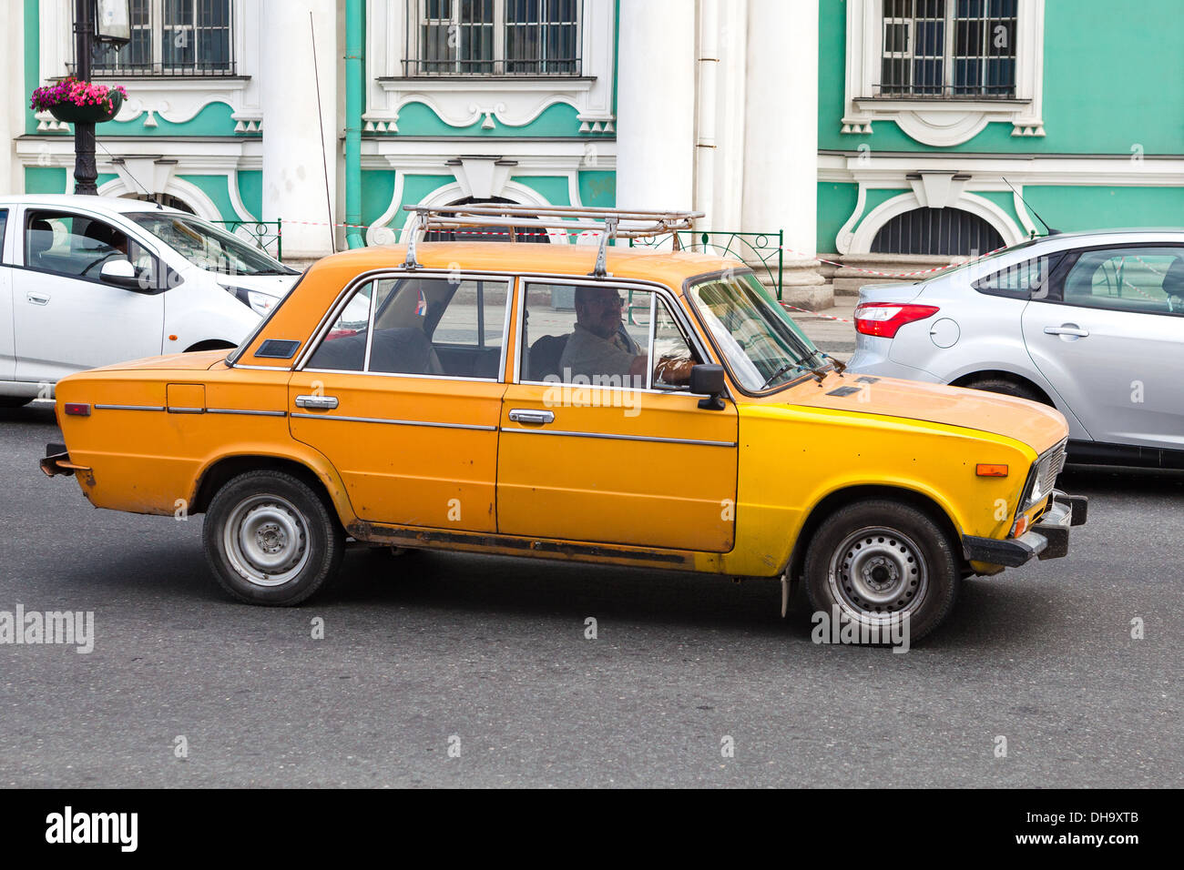 Vecchia LADA auto per le strade di San Pietroburgo Russia Foto Stock