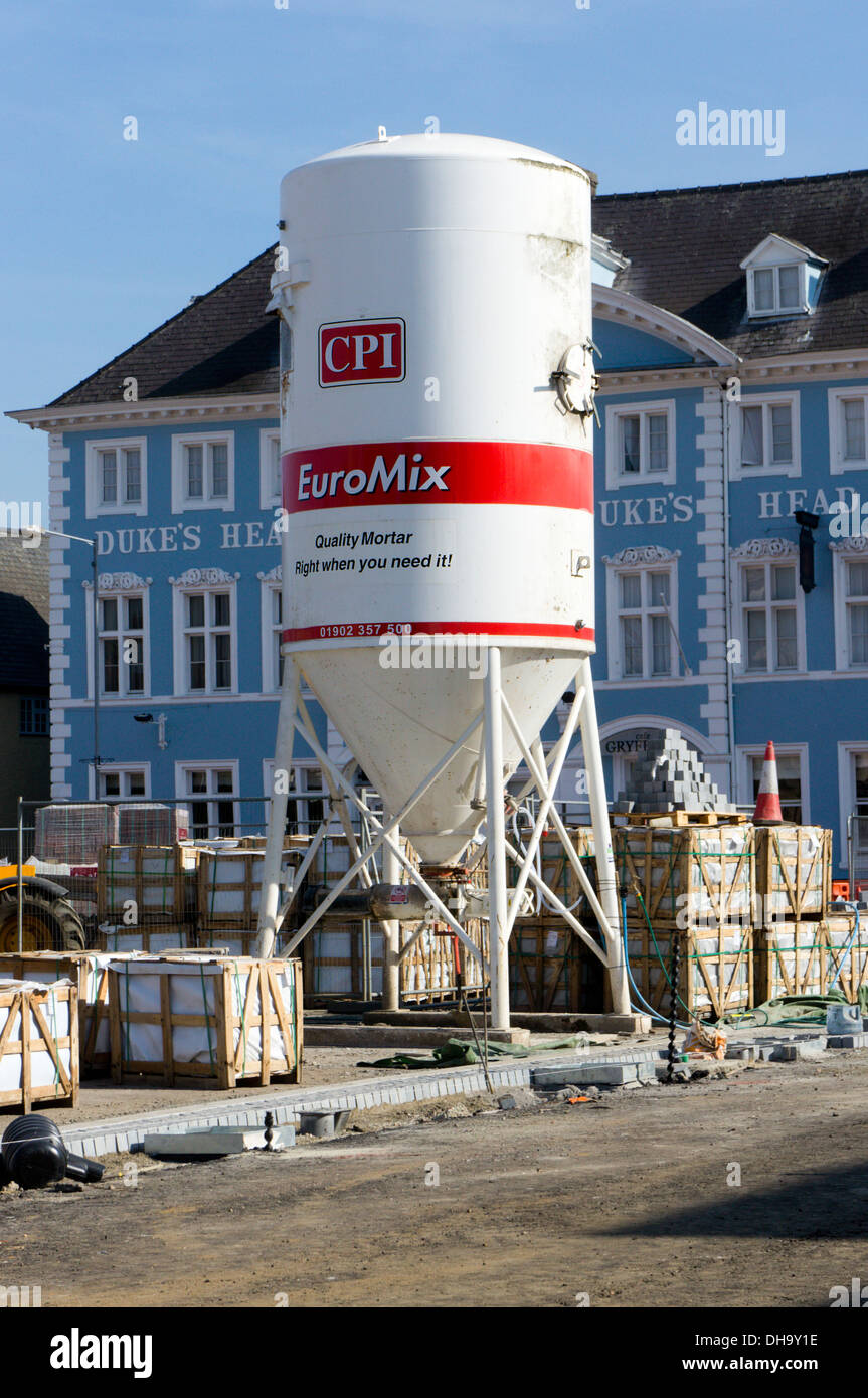 Un EuroMix calcestruzzo o malta tramoggia essendo utilizzati per la riqualificazione di parte del King's Lynn Tuesday Market Place. Foto Stock