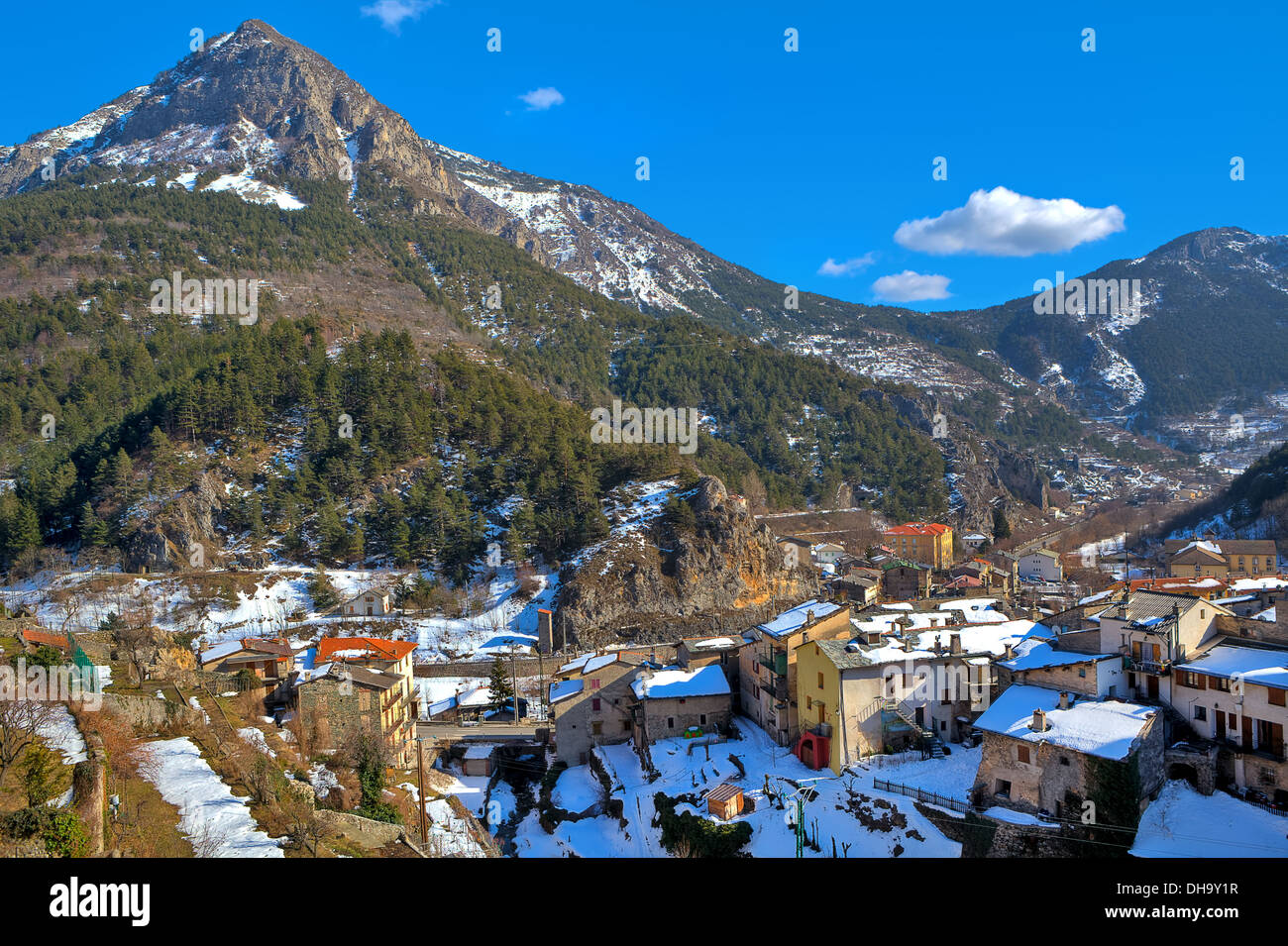 Vista della piccola cittadina francese di tenda tra le montagne sotto il cielo blu d'inverno. Foto Stock