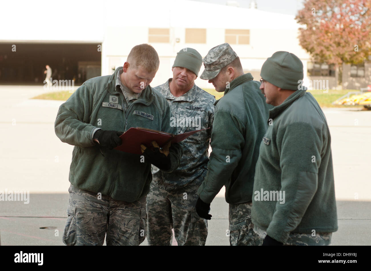 Comandante Sergente Jason Cabell dal 182d Ala Airflift, Peoria, Illinois discute i dettagli con il sergente di prima classe Jeff Kessinger e sergente di prima classe Jason Franchi dal 5 civili del Team di supporto, Peoria, Illinois e Comandante Sergente Shawn Schorr Foto Stock