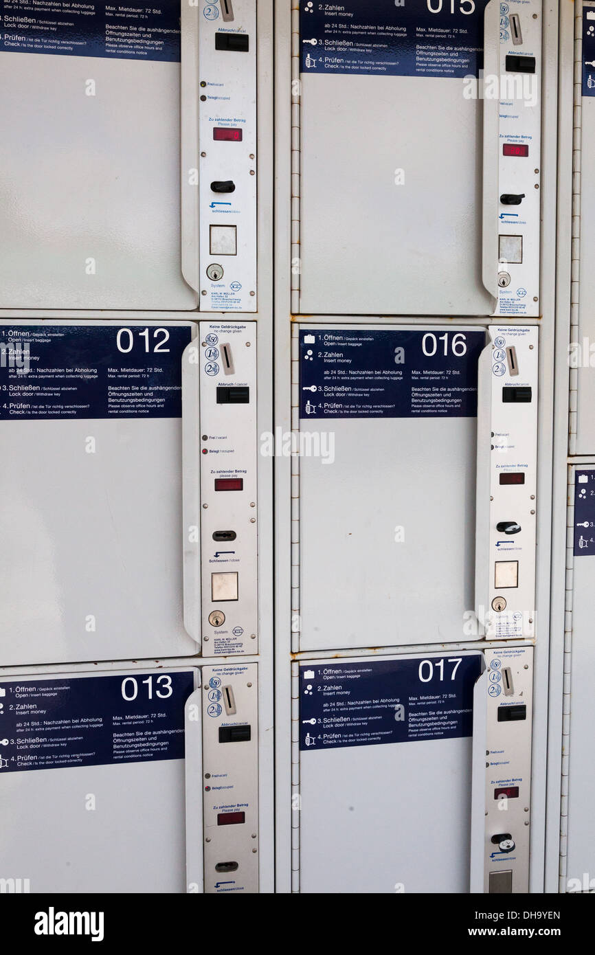 A sinistra di deposito bagagli. Warnemunde Stazione ferroviaria Rostock Germania Foto Stock
