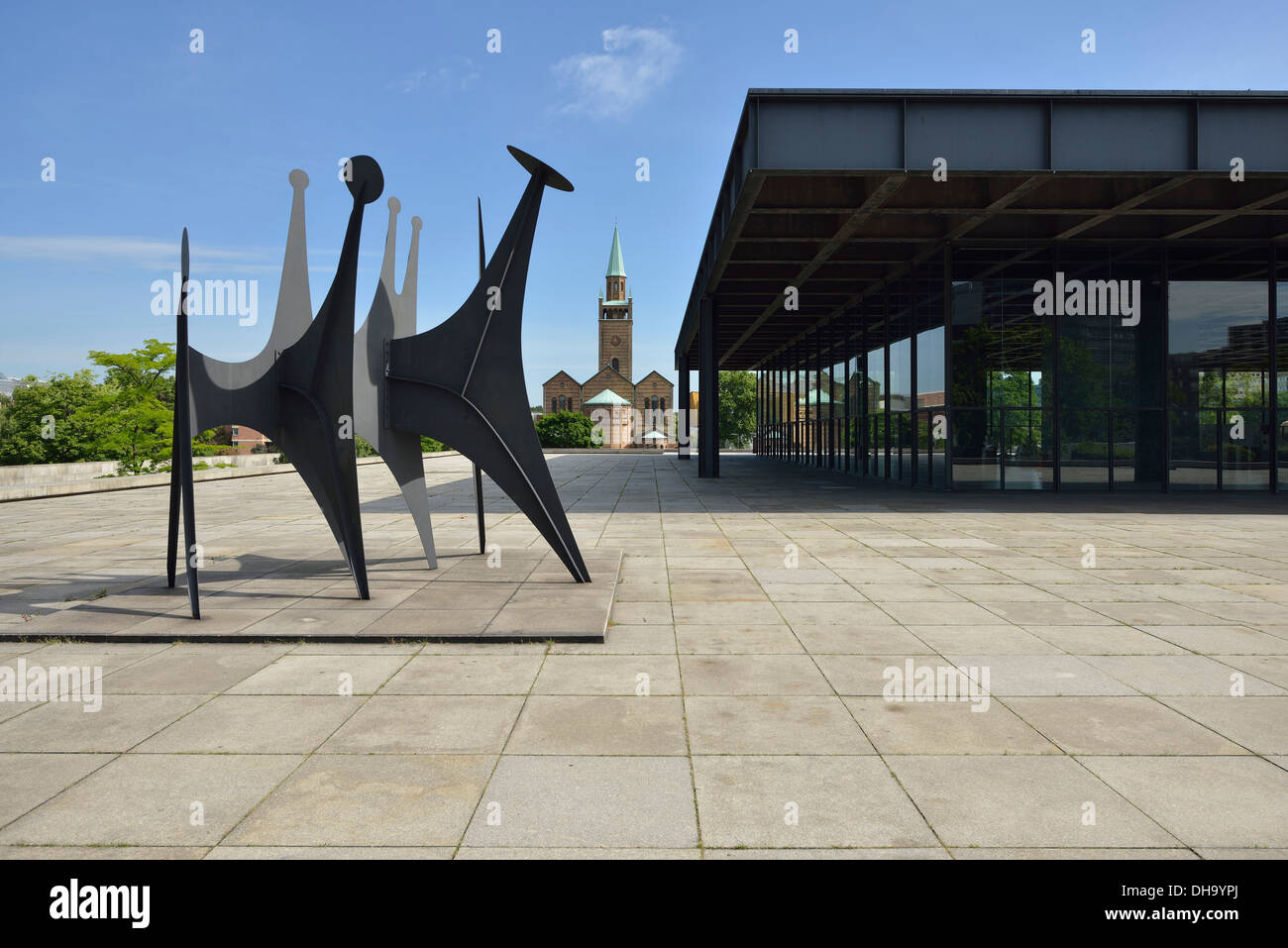 Berlino. Germania. Kulturforum - Scultura Têtes et coda da Alexander Calder, San Matthäus-Kirche, & Neue Nationalgalerie Foto Stock